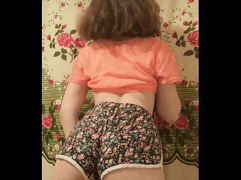 ❤️ Dhallaan yar oo sexy ah oo iska siibaysa surwaalka gaaban ee kamarada ❌  Galmo  ❌❤